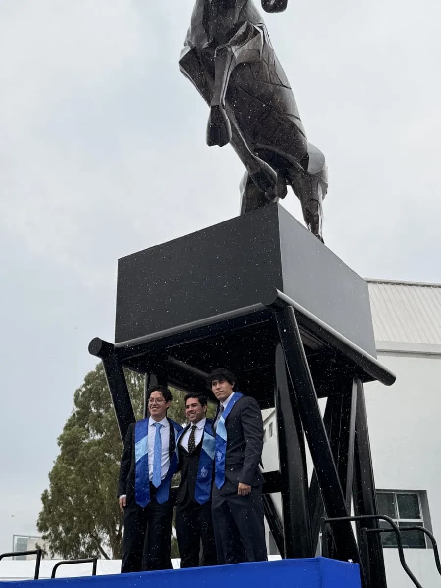 Los fundadores el día de su graduación en el Tec de Monterrey